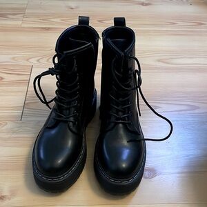 Steve Madden combat boots size 6